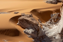 乍得恩內迪高原烏尼昂加凱比爾附近撒哈拉沙漠沙中的岩層